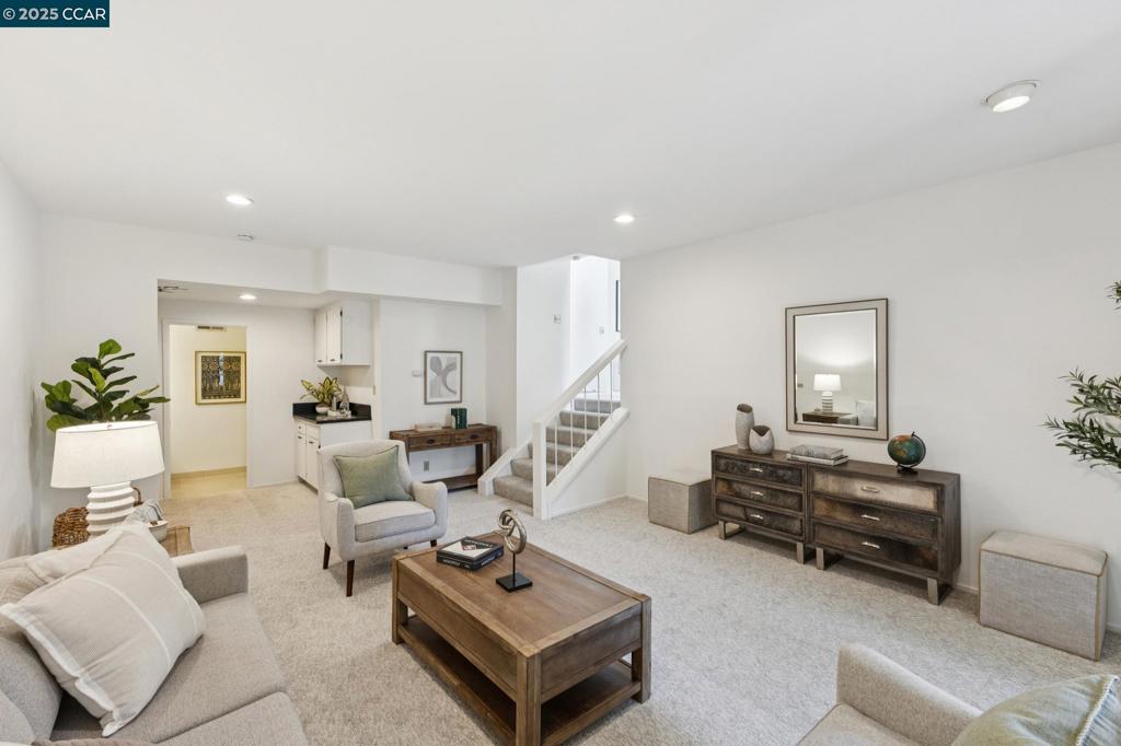 COUNTRY CLB AREA - Residential