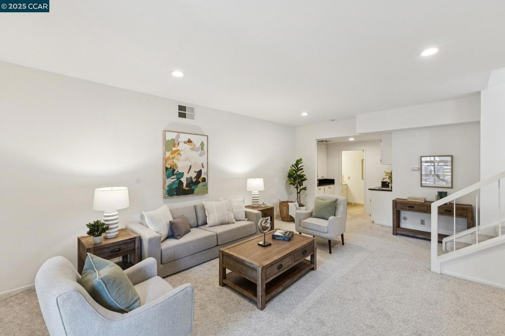 COUNTRY CLB AREA - Residential