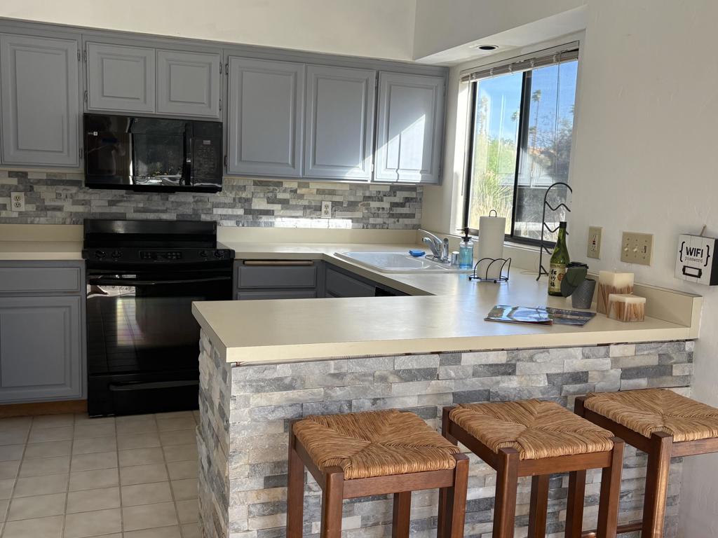 3036 Roadrunner Drive S