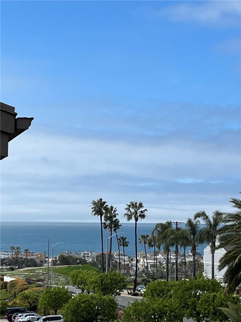 PENTHOUSE 3 RD FLOOR WITH OCEAN VIEW. THREE BEDROOM, TWO BATHS WITH LIVING ROOM, FAMILY ROOM AND SEPARATE DINING AREA. WOOD FLOORING THRU-OUT. EXTRA LARGE MASTER SUITE WITH WALK IN CLOSET. ALL NEW APPLIANCES WASHER/DRYER, REFRIGERATOR AND STOVE. TWO NICE SIZE PATIOS FOR ENTERTAINING. VAULTED CEILINGS WITH SKYLIGHTS. LIGHT AND BRIGHT. TWO PARKING IN GARAGE -TANDUM WITH STORAGE. ALSO STORAGE CLOSET ON ONE PATIO. LOCATED IN VILLA BALBOA GATED COMMUNITY.
TWO BLOCKS TO BEACH FOR WALKING AND BIKING, WALKING DISTANCE TO ALL FINE DINING. FIVE MINUTES TO LIDO ISLAND, FASHION ISLAND, HUNTINGTON BEACH AND FREEWAY. FULL AMENITIES INCLUDE: 3 PICKLEBALL COURTS, 1 TENNIS COURT, 2 POOLS, 2 JACUZZI'S, STATE OF THE ART GYM AND CLUBHOUSE A MUST SEE!