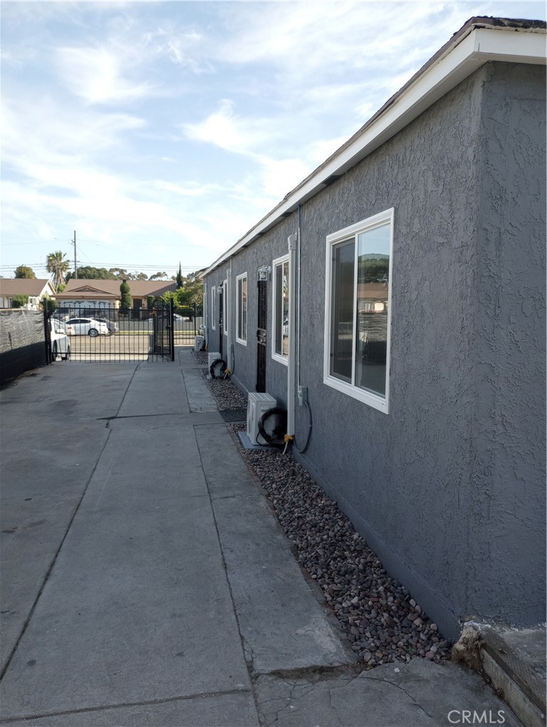 813 E Imperial