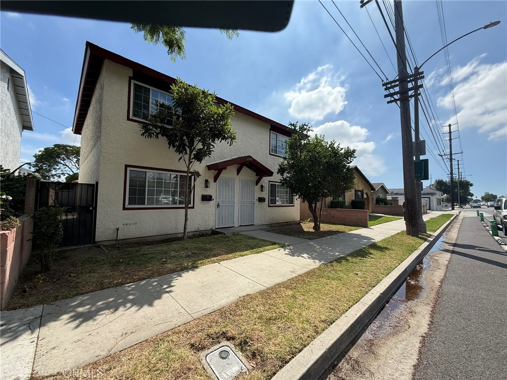 Duplex with updated flooring, kitchen, bathrooms and more.
Agents/Buyers are recommended to do their due diligence when verifying any and all information as written. Agent/Broker does not guarantee any information as written. Information has been obtained from public sources and cannot be guaranteed as to its accuracy.
Thank you.