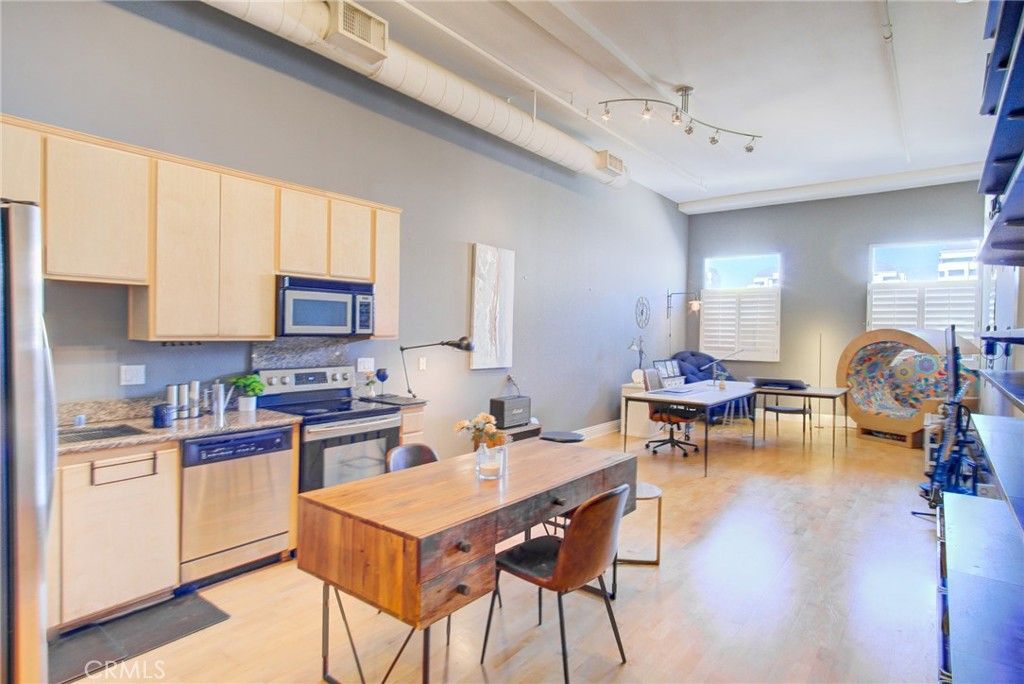 Photo of 175 S Lake Ave #402, Pasadena, CA 91101 (MLS # OC25255620)