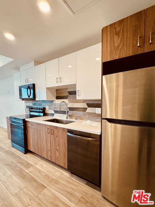 With sweeping 360 views of the Los Angeles skyline and the Hollywood Sign, 252 N Hoover redefines modern luxury living. Perfectly situated on a private cul-de-sac near Downtown LA, this boutique residence offers the ultimate in privacy, security, and sophistication. Enjoy unobstructed panoramic views of Downtown and the Hollywood Hills from your home or the stunning rooftop deck. Each residence features open floor plans, high-end finishes, top-of-the-line appliances, luxury bathrooms, and keyless entry. Additional amenities include a fully equipped gym, recreation lounge, and controlled access parking. Centrally located with easy access to Downtown LA, Hollywood, Silver Lake, and Koreatown 252 Hoover captures the essence of LA lifestyle at its finest.