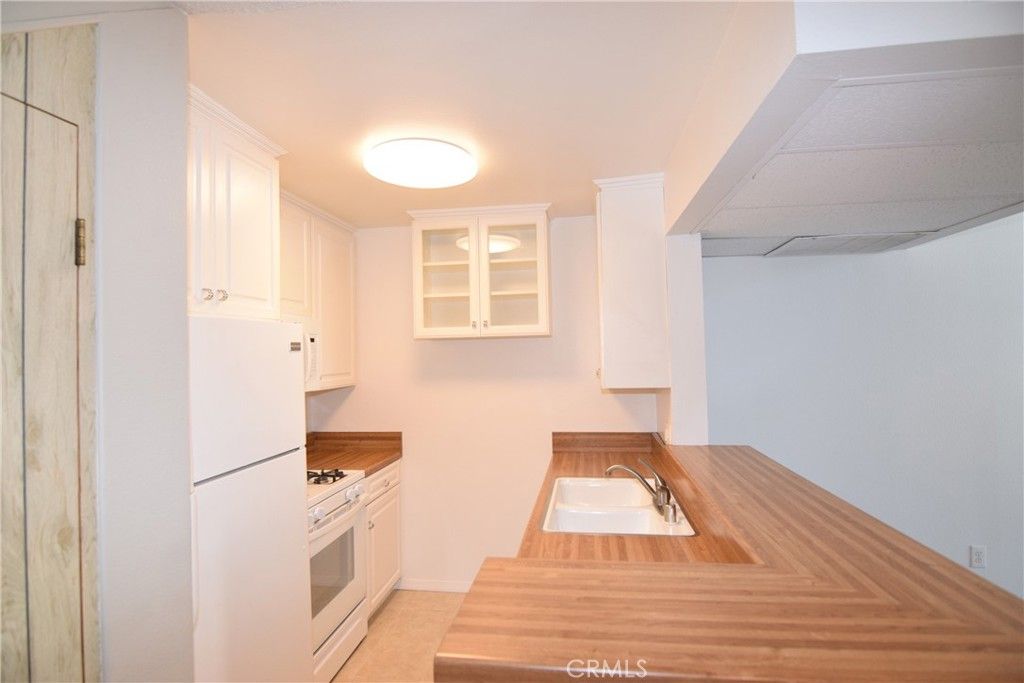 Photo of 18645 Hatteras Street #211, Tarzana, CA 91356 (MLS # SR25242668)