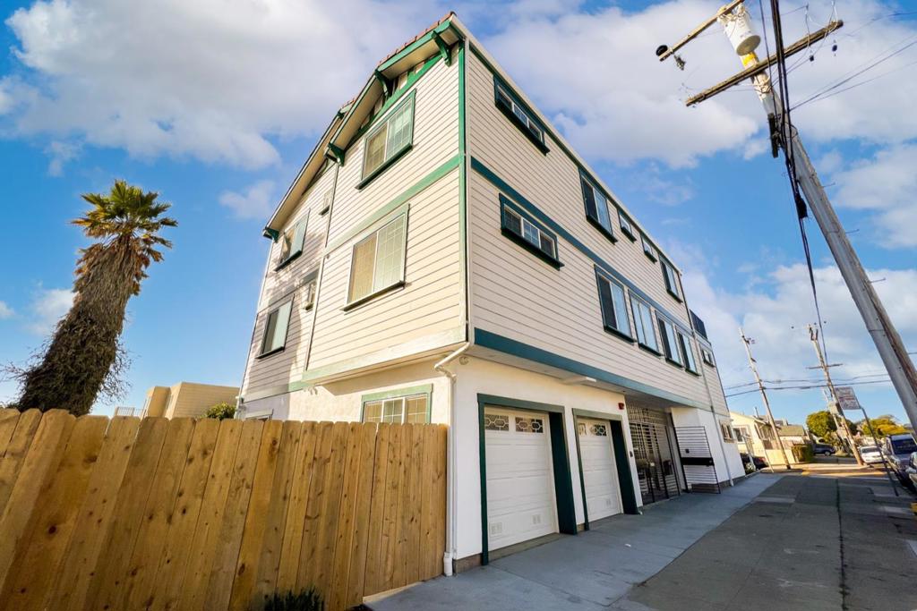 201203 Vista Grande Avenue