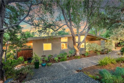 Photo of 4135 Meadowridge Place, Encino, CA 91436 (MLS # SR26107248)