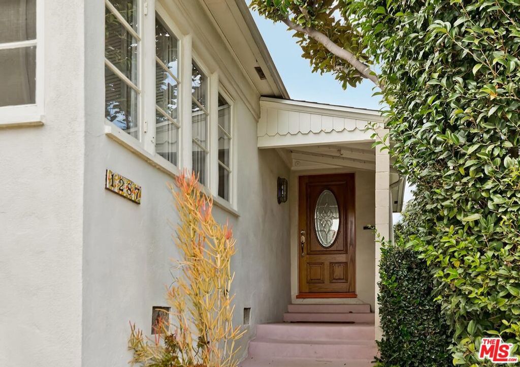 Photo of 1287 Holmby Avenue, Los Angeles, CA 90024 (MLS # 26665203)