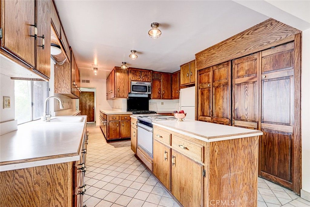 Photo of 23403 Lake Manor Drive Dr, Chatsworth, CA 91311 (MLS # SR25237855)