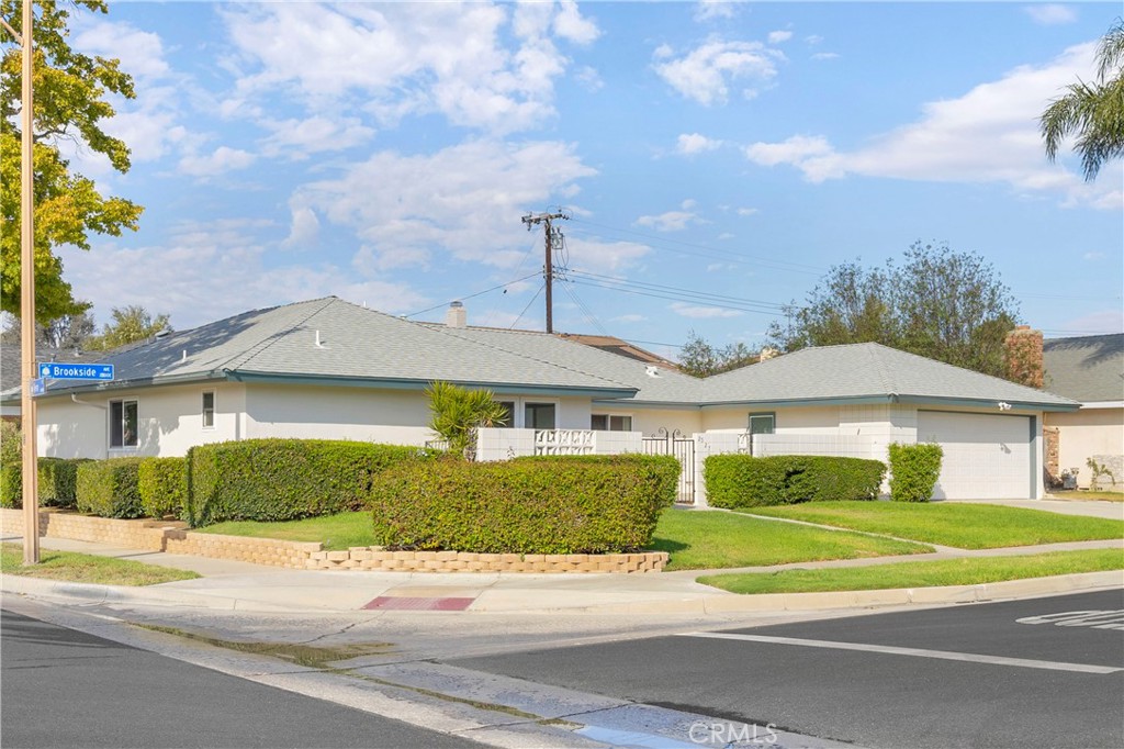 2527 E Brookside