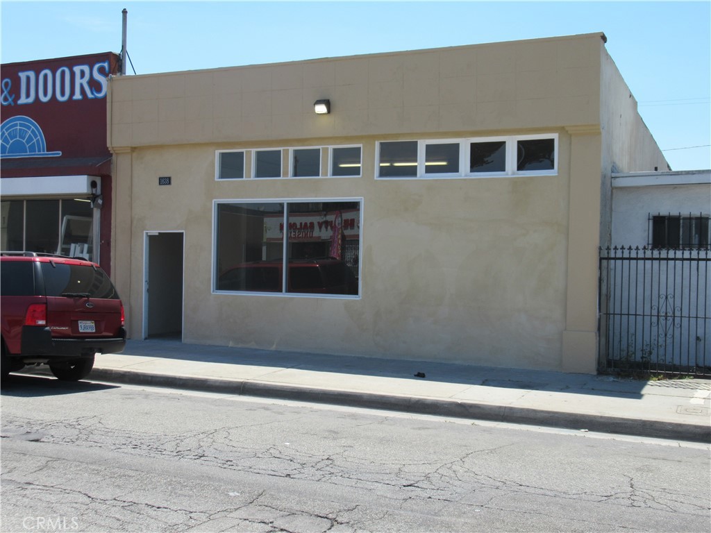 Commercial / Warehouse / Retail Building in the city of Compton centrally located between the 91 and the 105 fwys west of the 710 fwy. The property consists of a 2,700 sq ft building with 1 restroom, office / storage room on a lot that measures 4,120 sq ft with alley access to gated secure parking. It has a 200-amp electrical panel.
Seller is willing to finance with a large down payment.