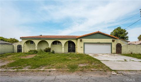 Photo of 1405 S Center Avenue, Compton, CA 90220 (MLS # WS26087698)