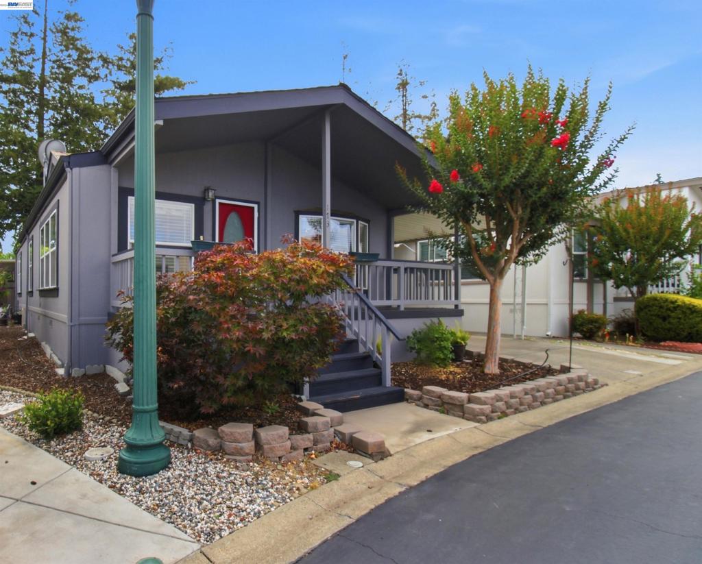 3263 Vineyard Ave