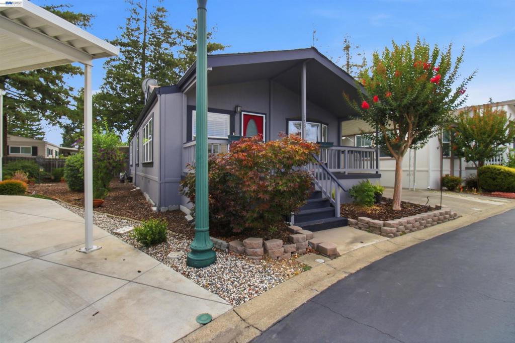 3263 Vineyard Ave