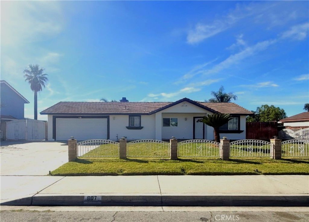 Photo of 807 E Etiwanda Avenue, Rialto, CA 92376 (MLS # CV26045839)
