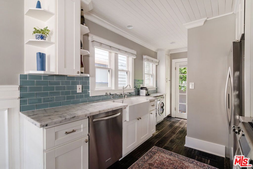 Photo of 224 San Juan Avenue, Venice, CA 90291 (MLS # 25592589)