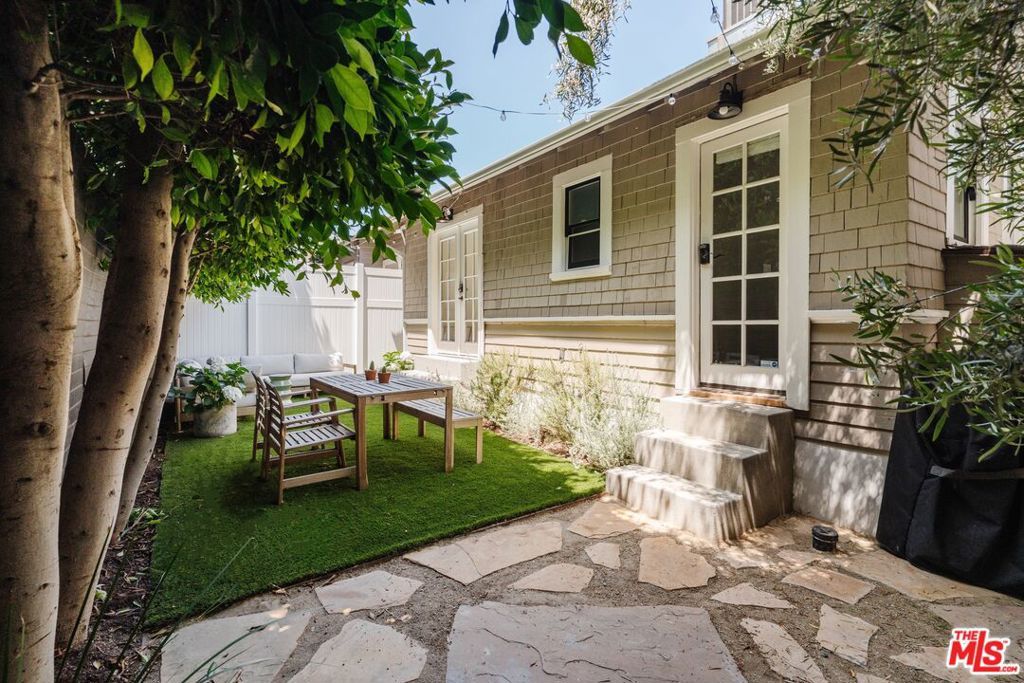 Photo of 224 San Juan Avenue, Venice, CA 90291 (MLS # 25592589)