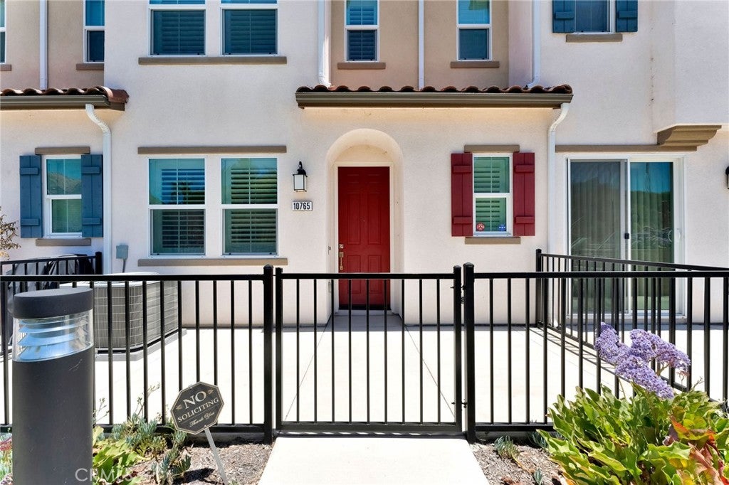 10765 Graphite St
