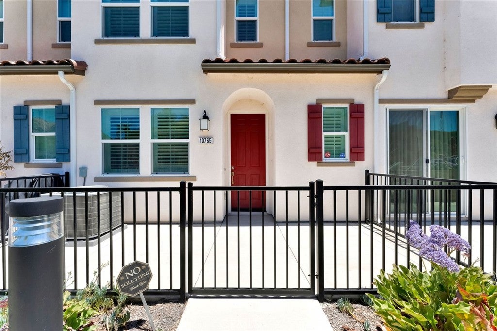 10765 Graphite St