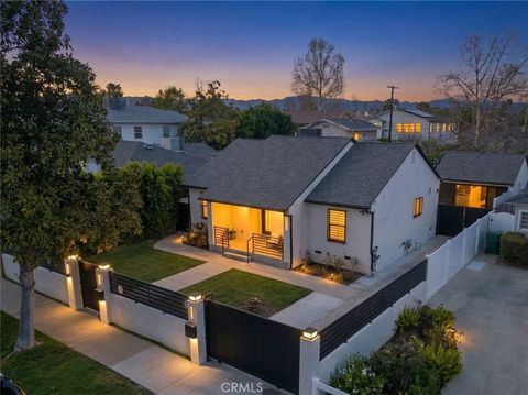 Photo of 4926 Greenbush Avenue, Sherman Oaks, CA 91423 (MLS # GD26045726)