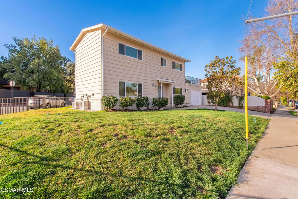 Photo of 22002 Ybarra Road, Woodland Hills, CA 91364 (MLS # 225004121)
