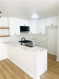 Beautiful 2 bedrooms and one bath completely upgraded unit in the heart of Glendale. Wood floors throughout, new kitchen with quartz counters and new appliances. Upgraded bathroom. Open floor plan, light and bright. Situated on the 3rd floor. Close to major freeways and shopping areas. Close to the Glendale galleria and the Americana. Must see.