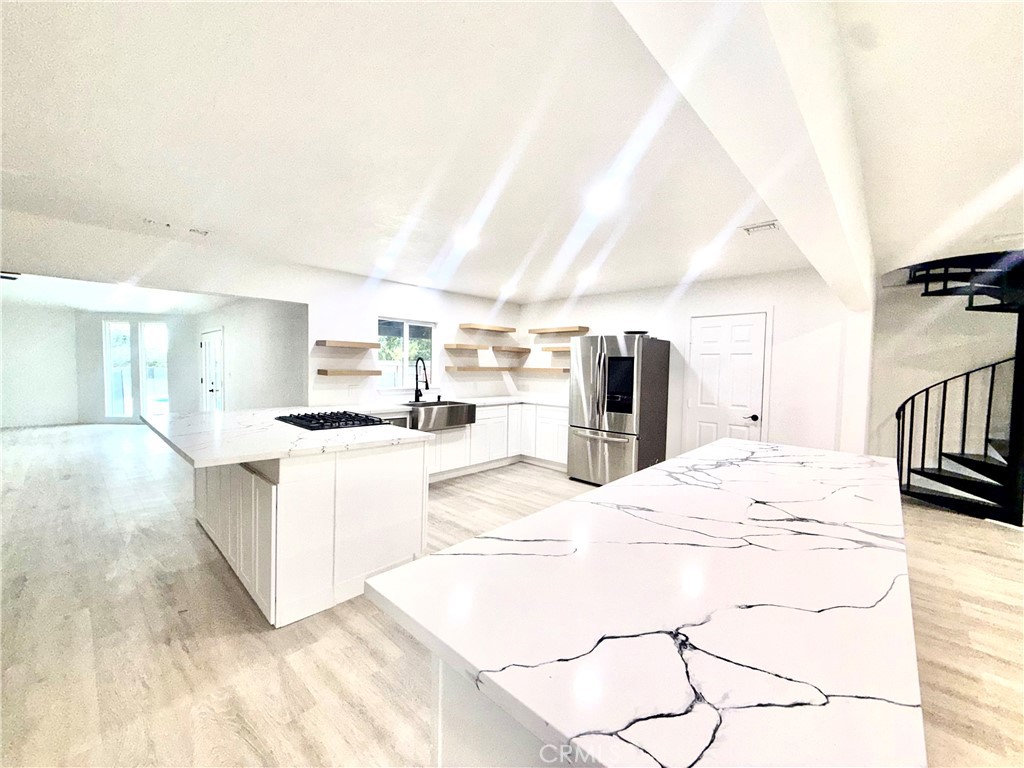 10326 10326 N Fowler Avenue N