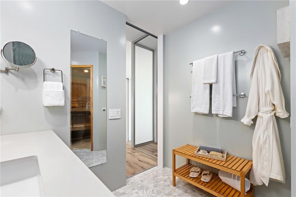 listing image 130729011309696426113