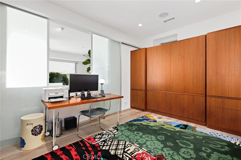 listing image 130724728469470497201