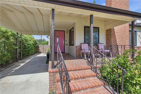 Photo of 831 E Walnut Ave, Burbank, CA 91501 (MLS # BB26059156)