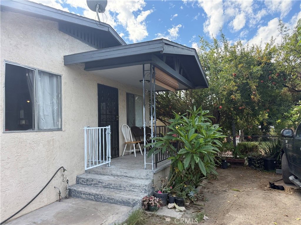 Photo of 1226 KERN AVE Ave, Los Angeles, CA 90022 (MLS # CV25200672)