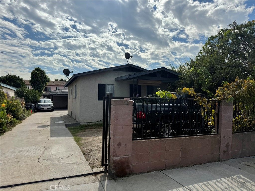 Photo of 1226 KERN AVE Ave, Los Angeles, CA 90022 (MLS # CV25200672)