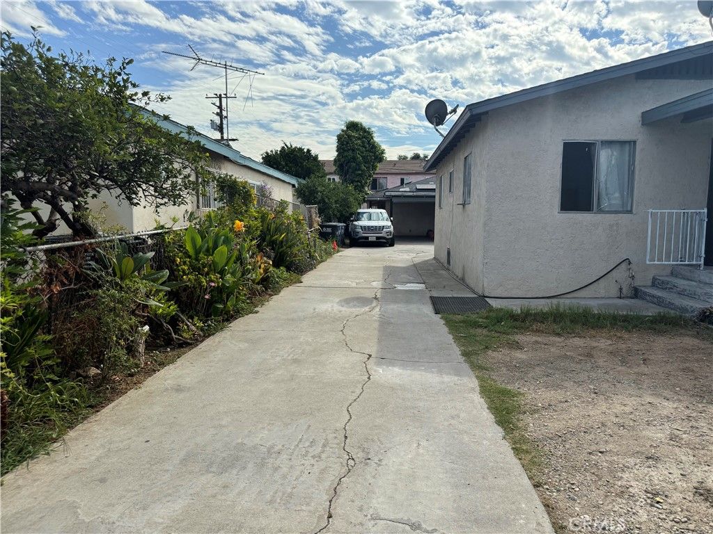 Photo of 1226 KERN AVE Ave, Los Angeles, CA 90022 (MLS # CV25200672)