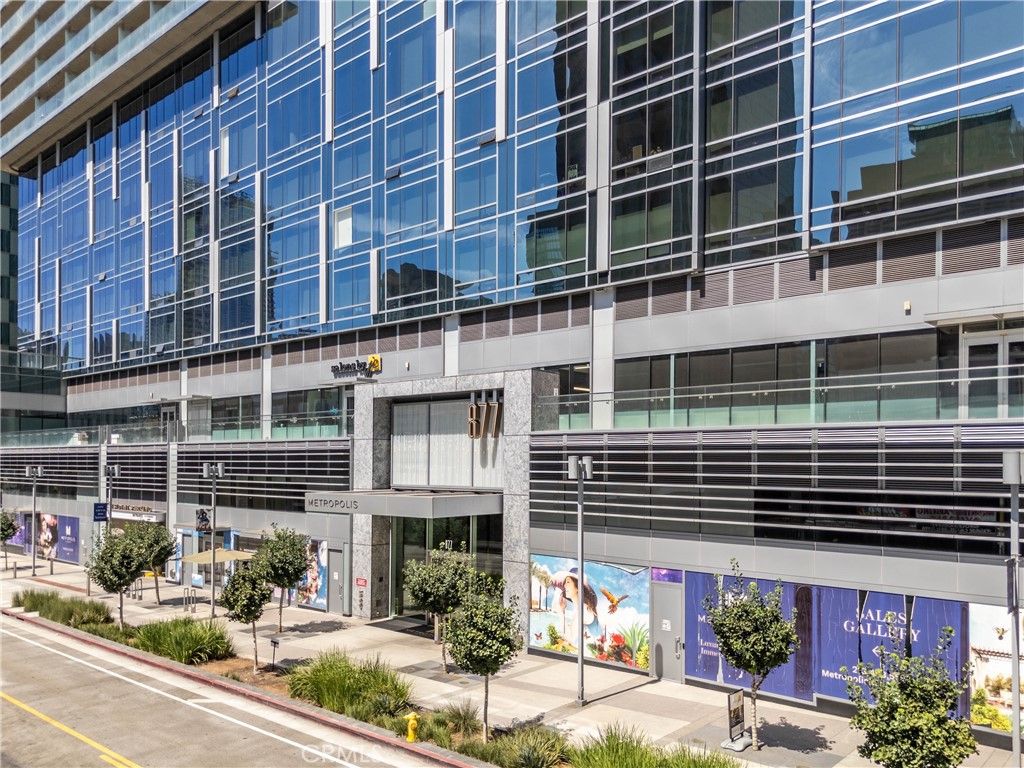 Photo of 877 Francisco Street #819, Los Angeles, CA 90017 (MLS # DW25185060)