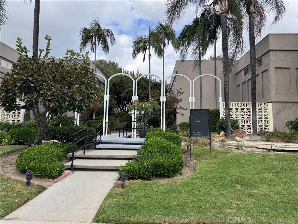 Charming 2-Bedroom, 2-Bath Townhome in Award-Winning Arcadia School District. Nestled at the rear of the beautifully landscaped, award-winning Huntington Downs community, this spacious and serene 2-bedroom, 2-bath townhome offers the perfect blend of comfort and convenience. Enjoy peace and privacy in a quiet setting, while being just minutes from everything Arcadia has to offer.
Located within the highly acclaimed Arcadia School District, this home is centrally situated near Westfield Santa Anita Mall, supermarkets, banks, restaurants, churches, the Arboretum, Santa Anita Race Track, the public library, and other everyday conveniences.
Additional features include:
Attached 2-car garage
Access to community swimming pool and recreation room
Lush, professionally maintained grounds
This is a rare opportunity to live in a sought-after neighborhood with top-tier schools and unbeatable amenities.