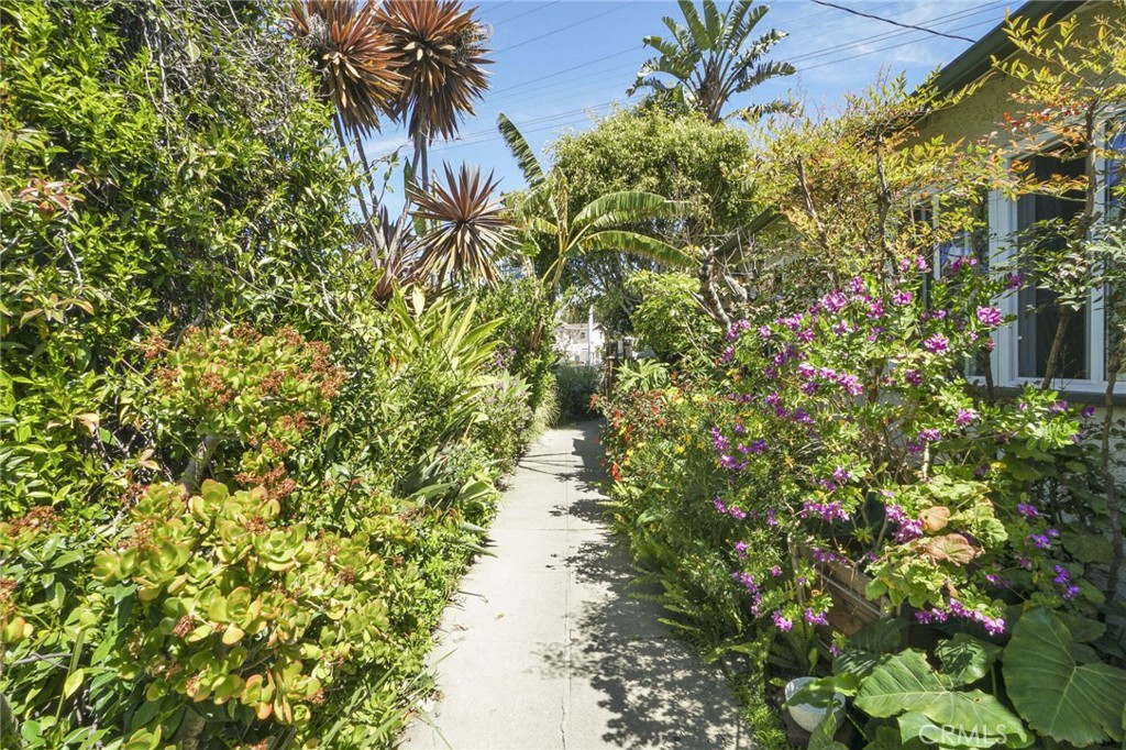 Charming 4-Unit Investment Opportunity in Prime Venice Location
Built in 1949, this well-maintained 4-unit apartment building sits on a 4,364 sq ft lot and offers a total of 1,870 sq ft of living space. Each unit is a 1-bedroom, 1-bath, ideally situated on a quiet, tree-lined street in one of Venice’s most sought-after residential neighborhoods.
Two units will be delivered vacant at the close of escrow, with the third vacant unit in one year. Presenting immediate upside for investors or owner-users. Recent upgrades include a new roof, approximately 90% updated plumbing, and a shared laundry room. The property also boasts two private backyards, two single-car garages with ADU potential, and three additional off-street parking spaces—a rare convenience in Venice.
Located just down the street from Penmar Golf Course and moments from popular cafes, restaurants, fitness studios, and top-rated schools. This high-demand location supports strong, consistent rental income and long-term appreciation potential.