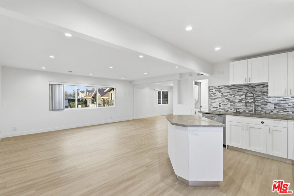 2442 S Coast Highway 5