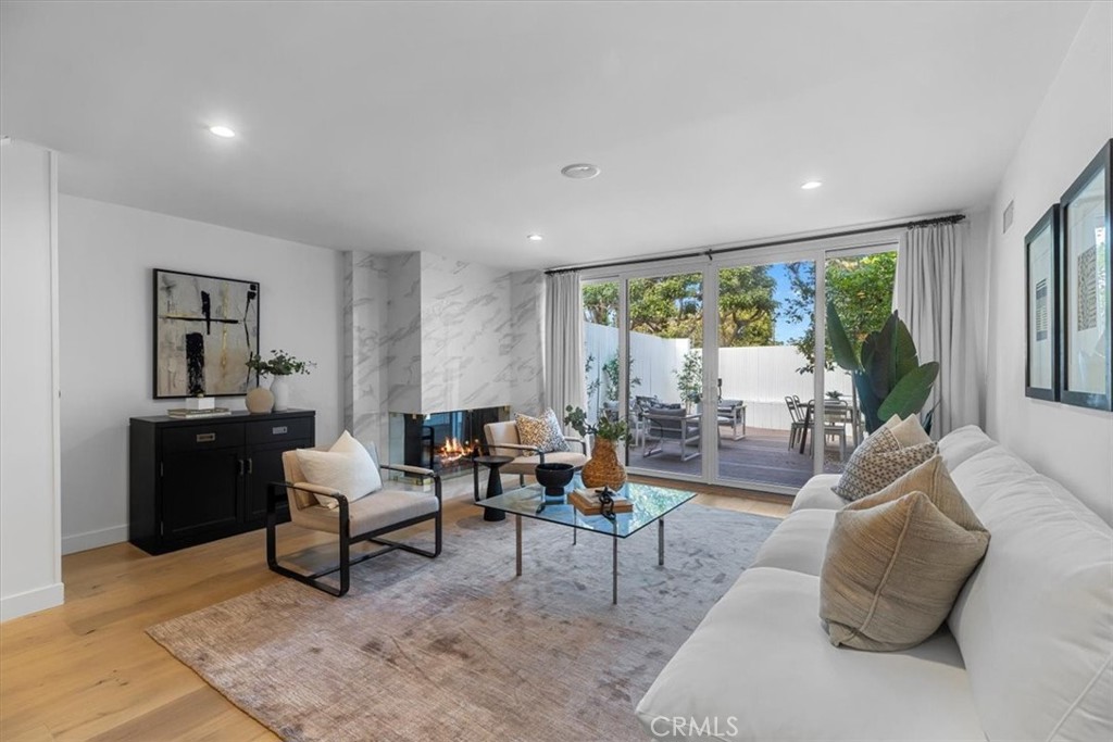 Properties 4 255 S Barrington Avenue D6