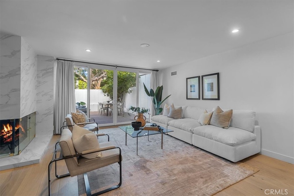 Properties 1 255 S Barrington Avenue D6