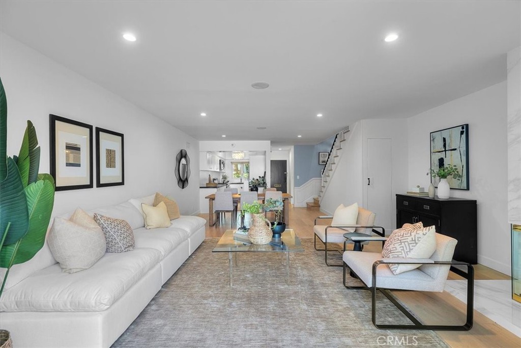 Properties 2 255 S Barrington Avenue D6