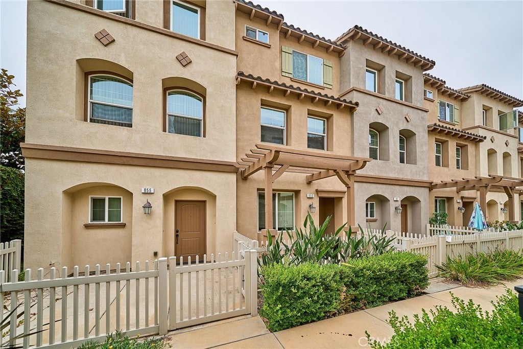 853 E Hollyvale