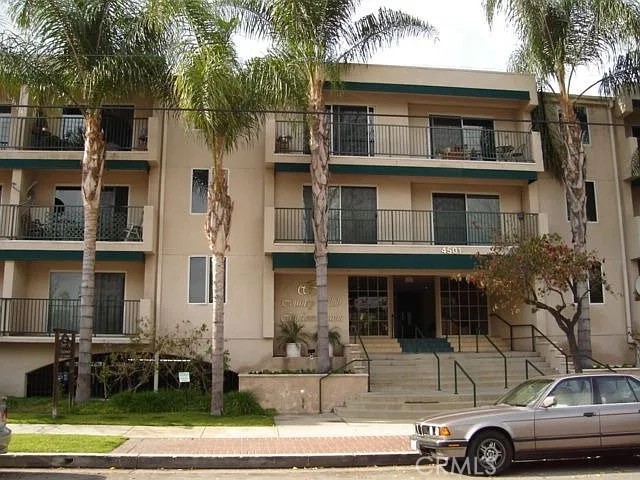 LOCATION !
Dream condo for Rent ! 2 bed, 2 bath in prime Sherman Oaks, right in the heart of the village! Walk to all the best restaurants & shops on Ventura Blvd. Bedrooms on opposite sides for max privacy. Open floor plan with a huge living room & balcony. Kitchen's got it all: high-end counters, cabinets, & stainless steel appliances. Plus, 2 parking spots, in-unit washer/dryer, community laundry, pool, & BBQ!
