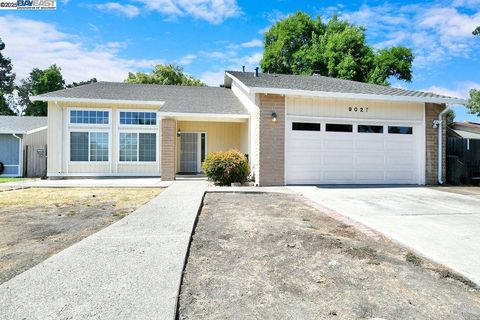 Photo of 9027 Casterbridge Dr Dr, Stockton, CA 95209 (MLS # 41112434) Photo of 9027 Casterbridge Dr Dr, Stockton, CA 95209 (MLS # 41112434)