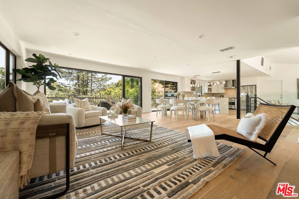 Photo of 11587 Sunshine Terrace, Studio City, CA 91604 (MLS # 25542047)