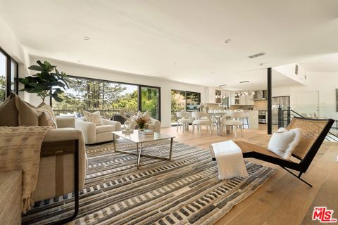 Photo of 11587 Sunshine Terrace, Studio City, CA 91604 (MLS # 25542047)