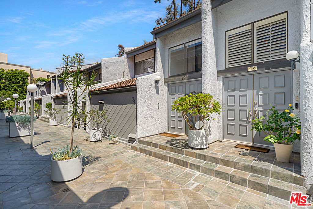 1925 S Beverly Glen Boulevard 40