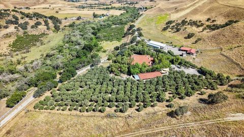 Photo of 2727 Thomas Road, Hollister, CA 95023 (MLS # ML82048518)