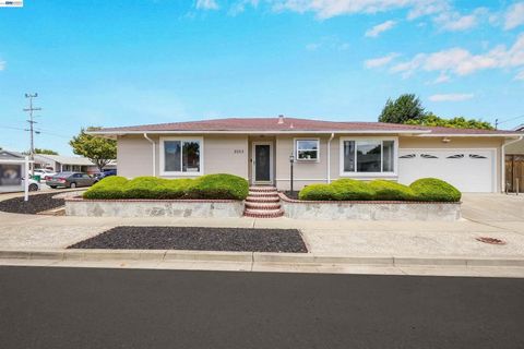 Photo of 2053 Trafalgar ave AVE, Hayward, CA 94545 (MLS # 41142676)