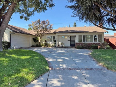 Photo of 515 W Marbury ST, Covina, CA 91723 (MLS # CV26185688)