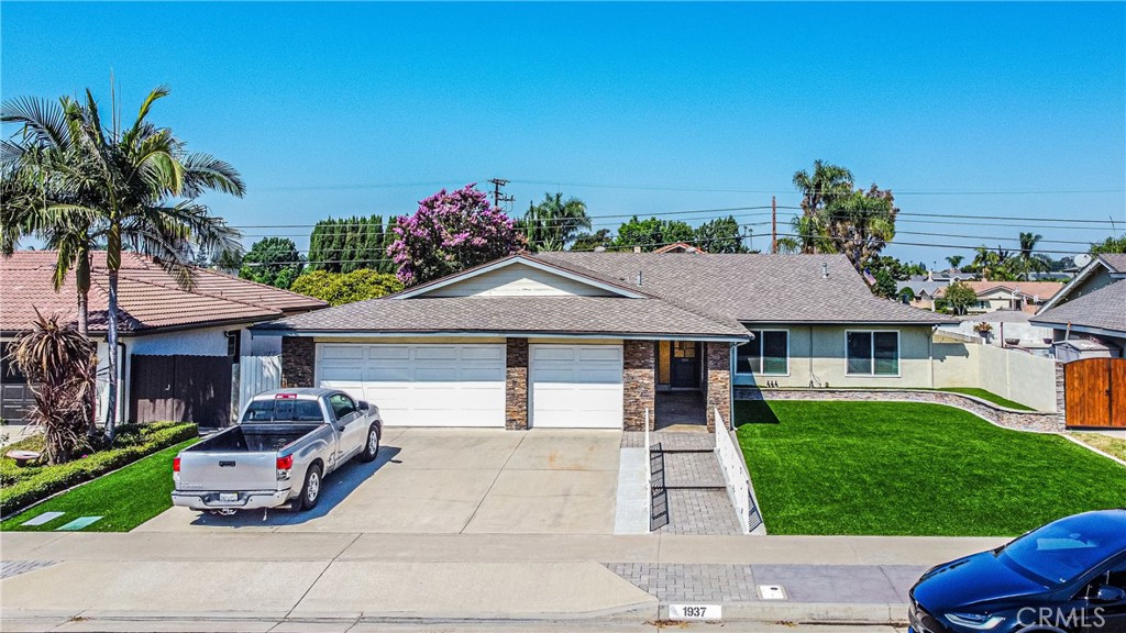 Welcome to your dream home in Placentia!
This single-story home is perfectly located and offers 3 bedrooms and 2 bathrooms, making it an ideal space for a growing family.
Upon entering, you’ll find a spacious living room with a fireplace, and the kitchen has been beautifully remodeled.
Most of the flooring is finished with laminate wood.
The front yard is neatly landscaped with artificial grass, while the backyard features a concrete surface.